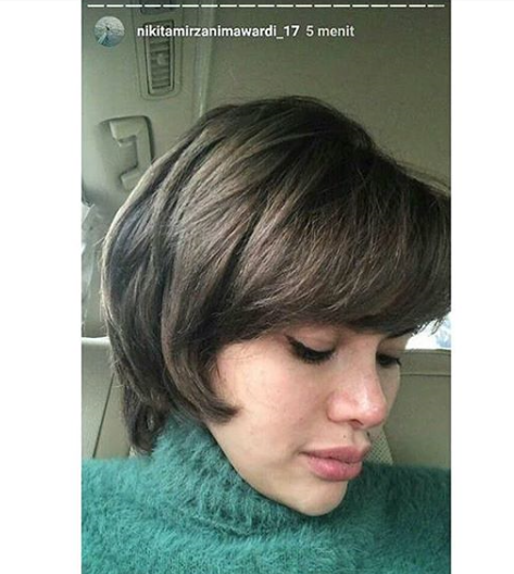 di Instagram Story miliknya, @nikitamirzanimawardi_17, memperlihatkan rambut coklatnya yang berukuran pendek.