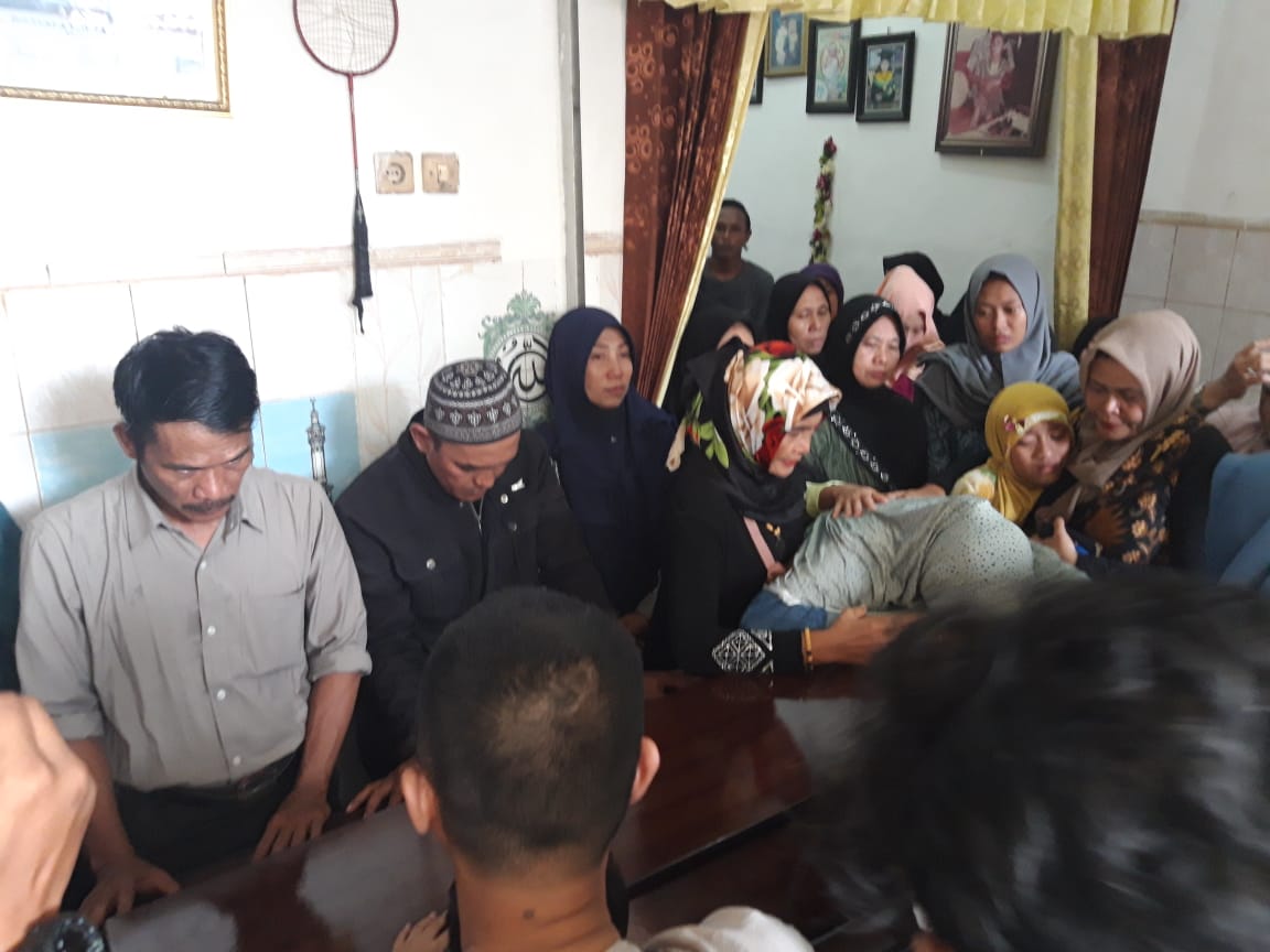 Suasana rumah duka saat menyambut kedatangan jenazah Deryl Fida Febrianto. (Foto: Haris/ngopibareng.id)