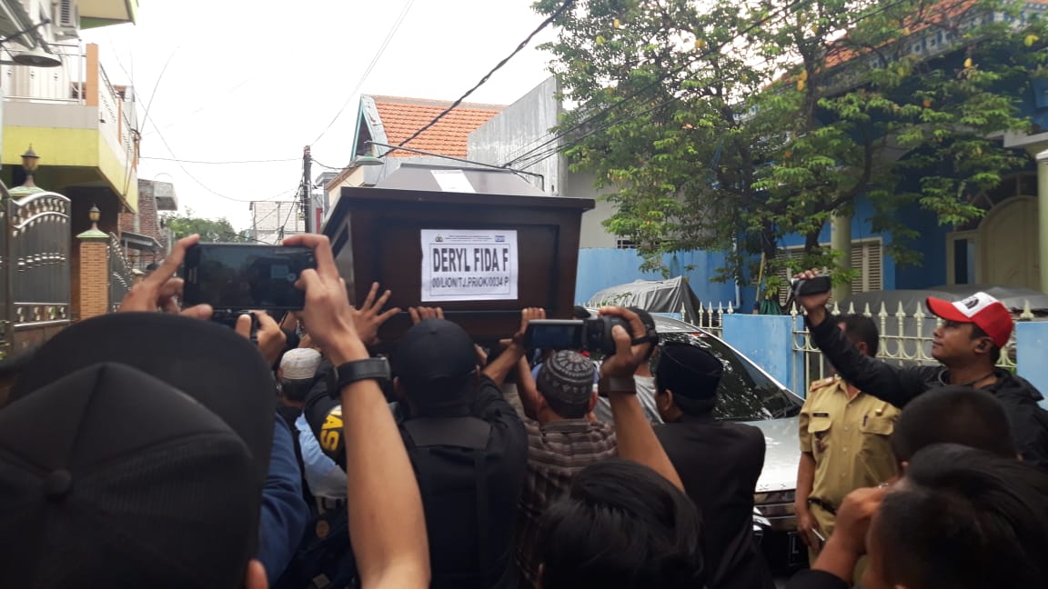 Jenazah Deryl saat hendak diberangkatkan ke Kertosono. (foto: ngopibareng)