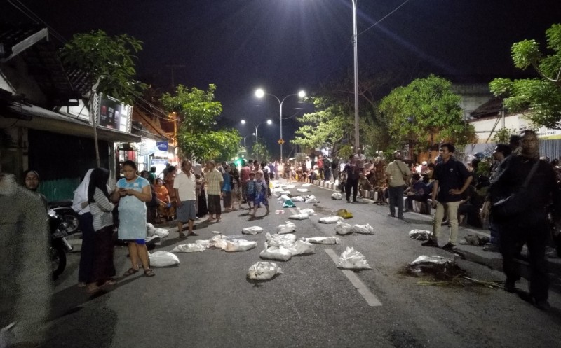 Pasca bentrokan di Gembong Surabaya, Selasa, 13 November 2018. (foto: roesdan/ngopibareng.id)