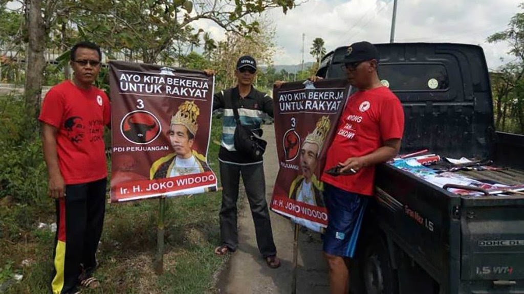 PDI Perjuangan menganggap APK bergambar Jokowi bermahkota bentuk Black campaign. Foto: tirto.id