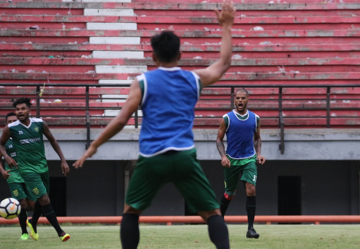 Tim Persebaya saat latihan di Stadion Gelora Bung Tomo. (foto: Haris/ngopibareng)