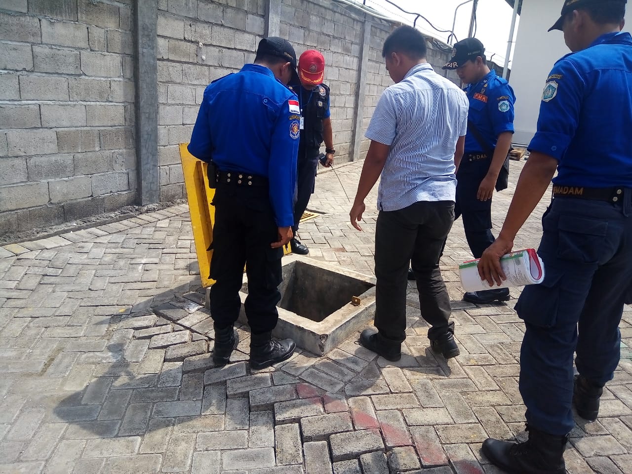 Petugas Pemadam Kebakaran Lamongan melakukan operasi alat pemadam kebakaran di sejumlah perusahaan di Lamongan, Selasa, 13 November 2018. (Foto: Totok/ngopibareng.id)