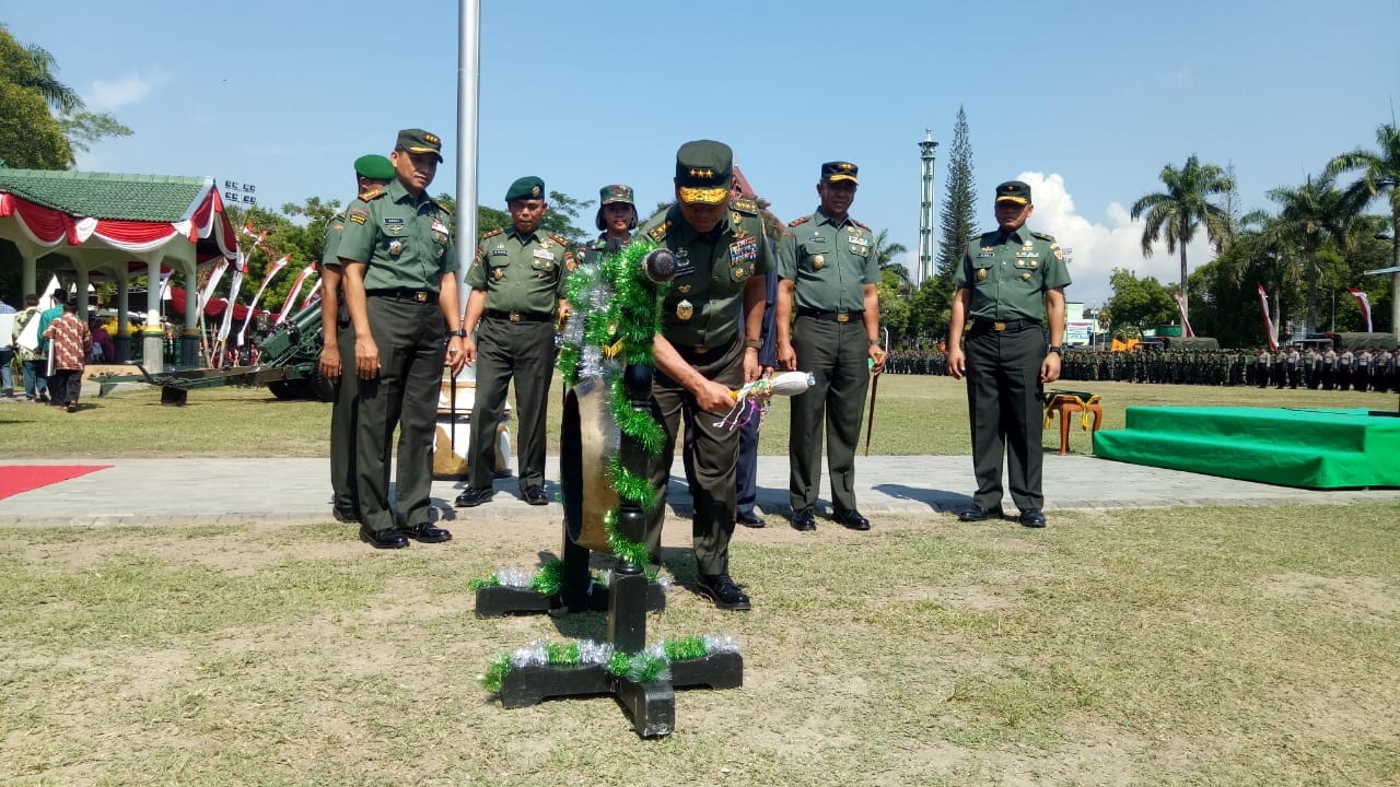 Wakil Kepala Staf TNI Angkatan Darat (Wakasad) Letjen TNI Tatang Sulaiman, menutup program TMMD di Bondowoso. (Foto: Dispenad/ngopibareng.id)