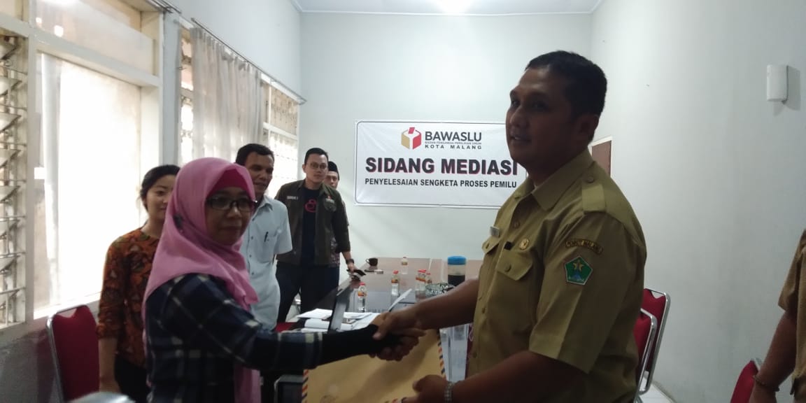 Bambang Setiono (kanan) saat di kantor Bawaslu Kota Malang. (Foto: Umar/ngopibareng.id)