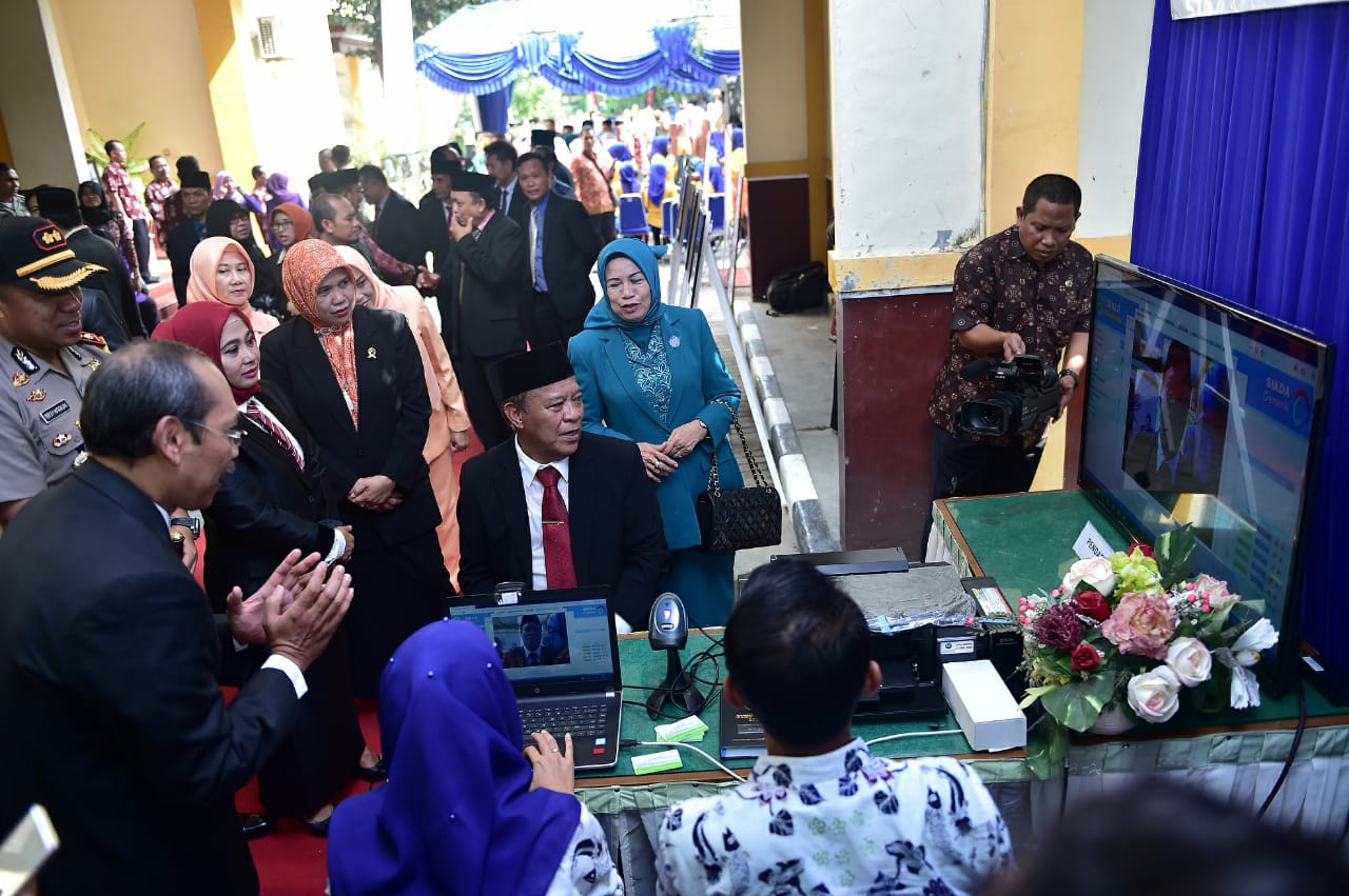 Bupati Fadeli saat meninjau eSIKLA. (Foto: Totok/ngopibareng.id)