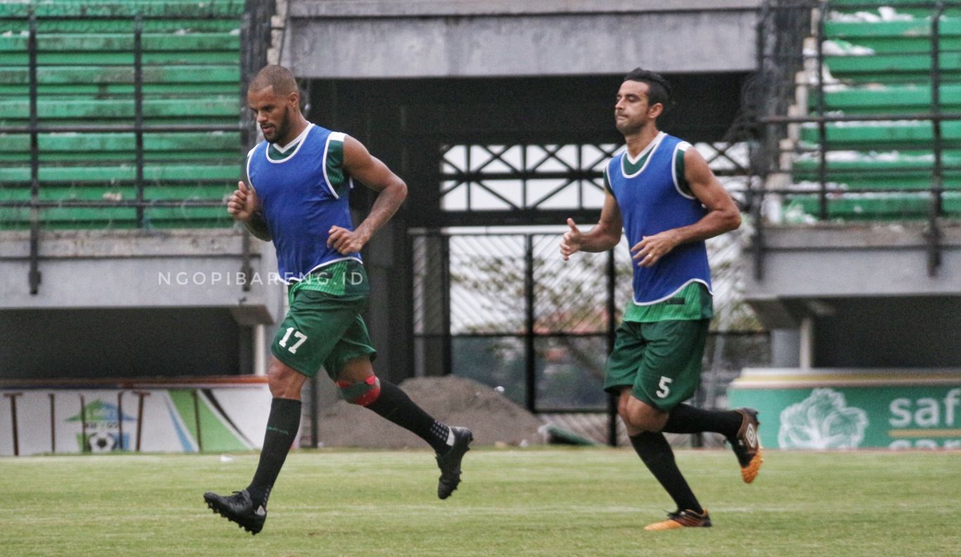 Striker Persebaya, David da Silva saat berlatih bersama dengan Otavio Dutra di Stadion Gelora Bung Tomo. (foto: Haris/ngopibareng)