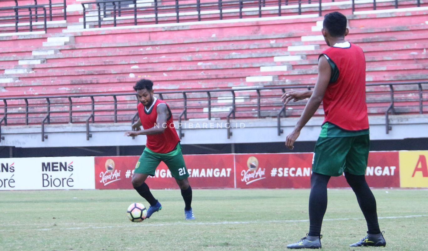 Defender Persebaya, Fandry Imbiri saat latihan di Stadion Gelora Bung Tomo. (foto: Haris/ngopibareng)