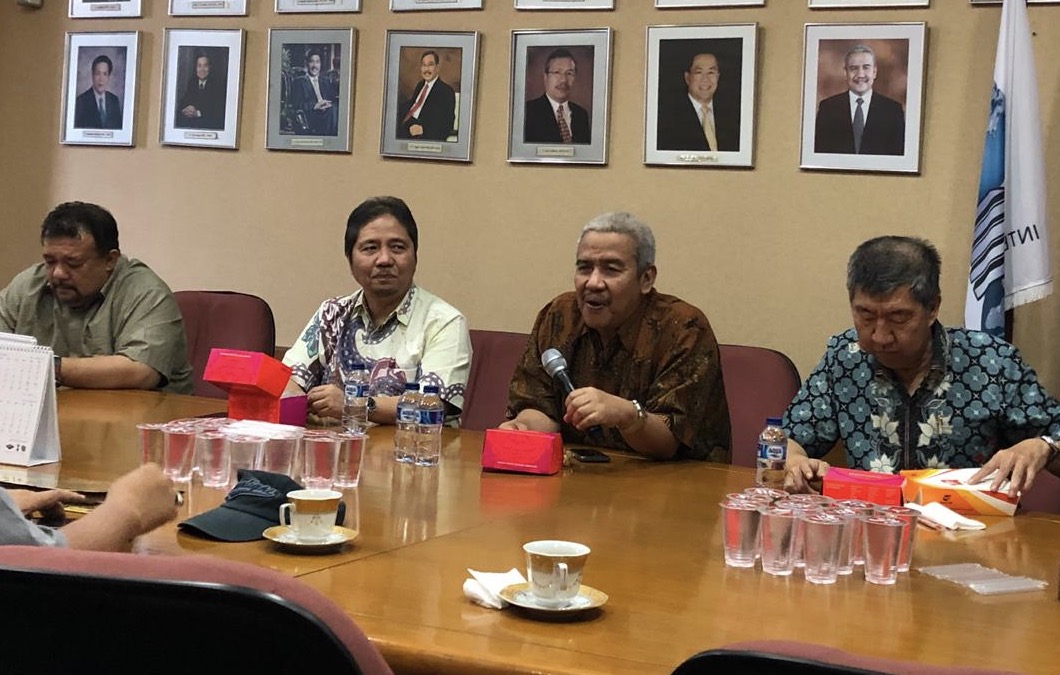 Ketum DPP REI Soelaeman Soemawinata (dua dari kanan) didampingi Totok Lucida, Hari Ganie, dan Bally Syahputra. Foto:Arif Afandi/ngopibareng.id