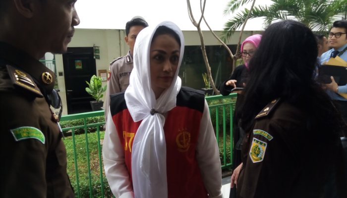 Sisca Dewi menjadi tersangka kasus pencemaran nama baik, pemerasan, dan perbuatan tidak menyenangkan terhadap pria yang disebutnya suami siri, Irjen Pol BS.