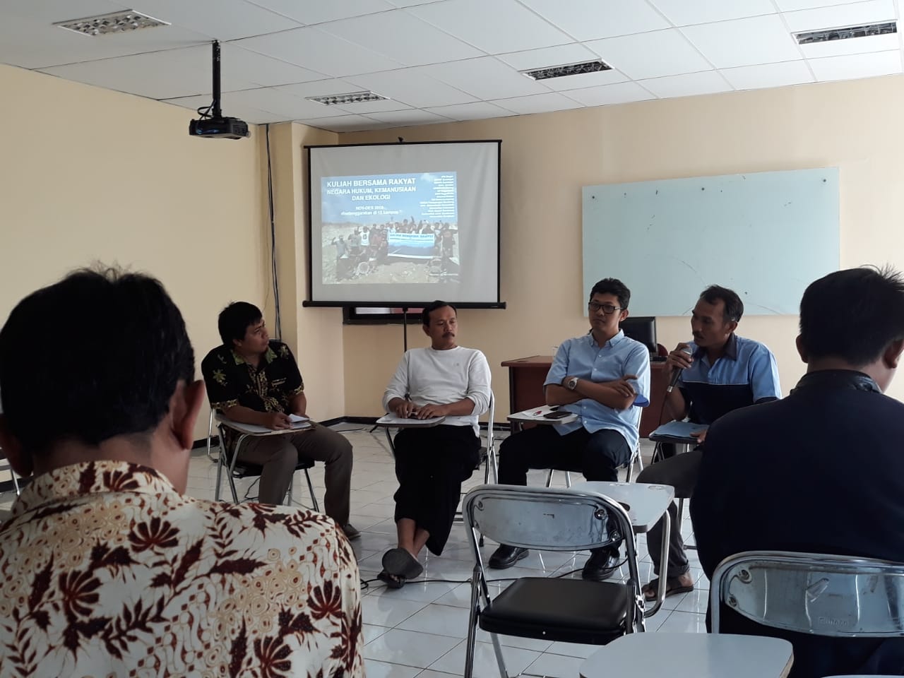 Herlambang saat memberikan materi dan suasana saat kuliah bersama rakyat. (Foto: Pita Sari/ngopibareng.id)