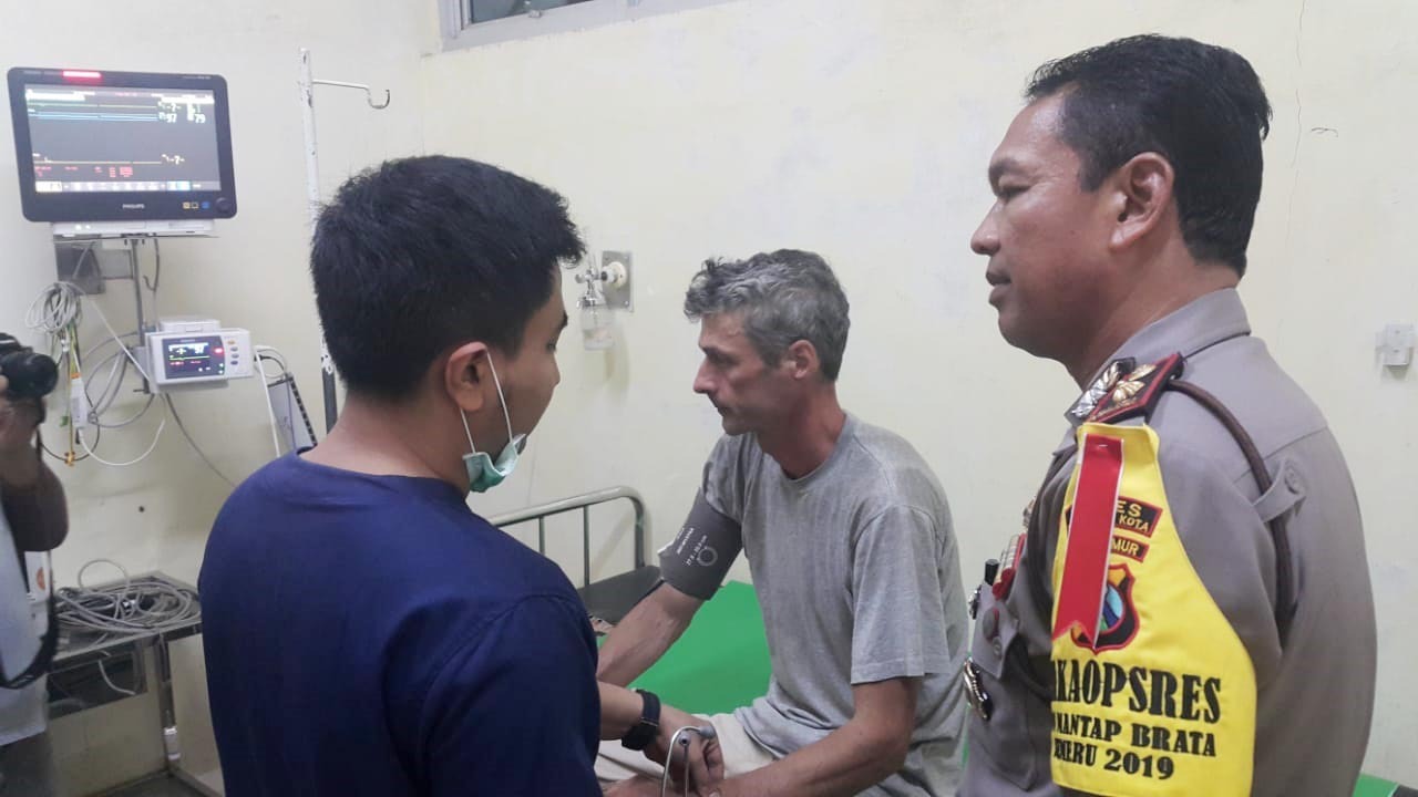 Ah, mesakne, kere apa kesasar to Pakde. Boris Osmanov, 44 tahun, turis asal Rusia dirawat di RSUD dr Mohamad Saleh, Kota Probolinggo. (Foto: Istimewa)