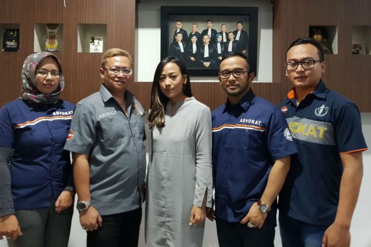 Chendy Srikandi (tengah), mantan istri siri Lukman Azhari bersama tim kuasa hukum.