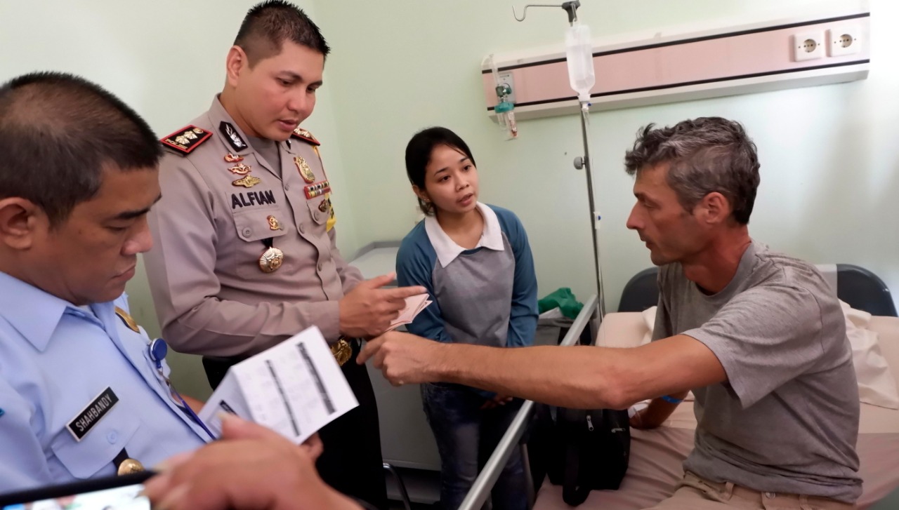 Boris Osmanov, yang dirawat di RSUD dikunjungi Kapolresta AKBP Alfian Nurrizal dan M. Shahbandy dari Kantor Imigrasi Malang. (Foto: Ikhsan/ngopibareng.id)