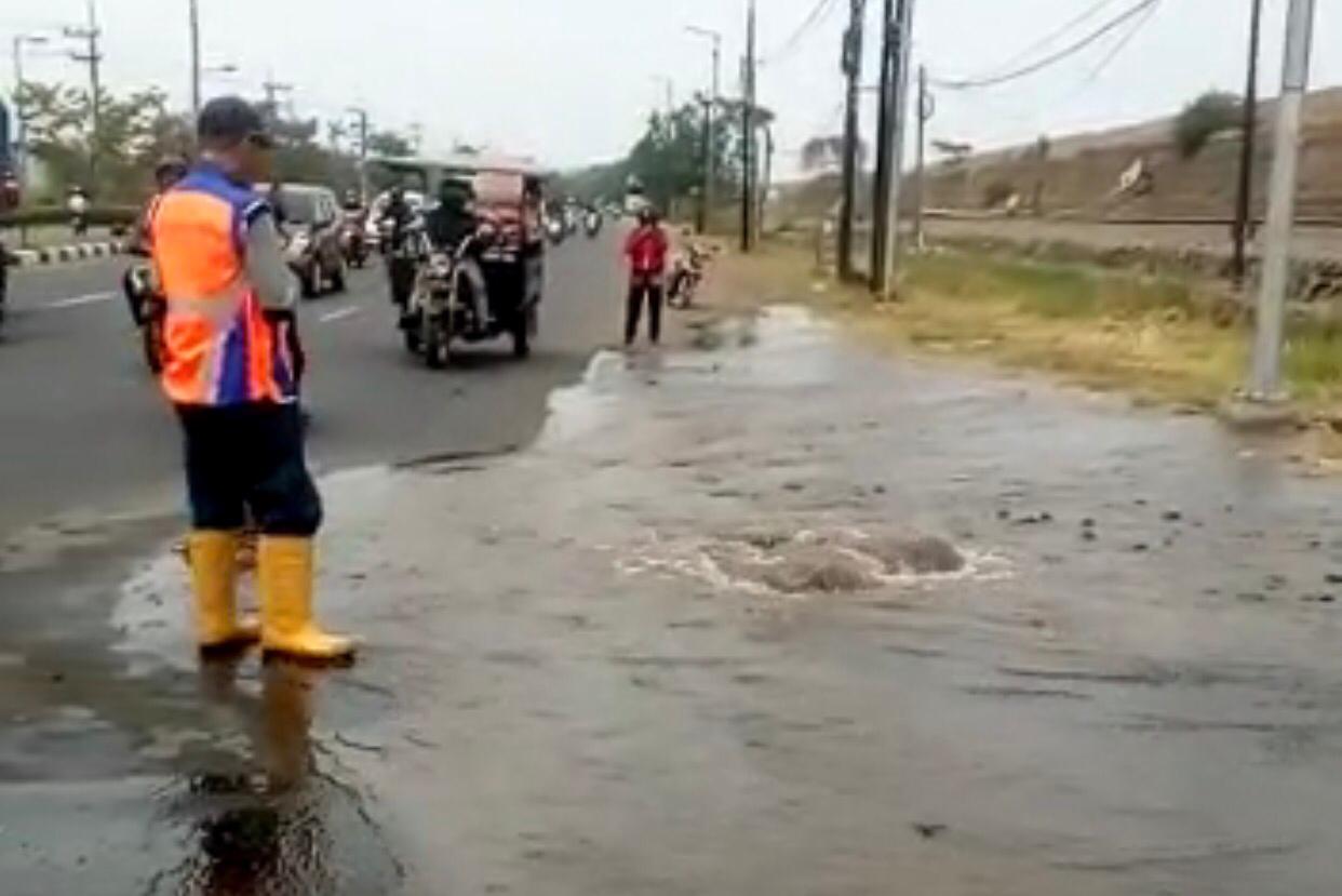 Semburan pipa PDAM yang dikira semburan baru Lumpur Lapindo. Foto: istimewa