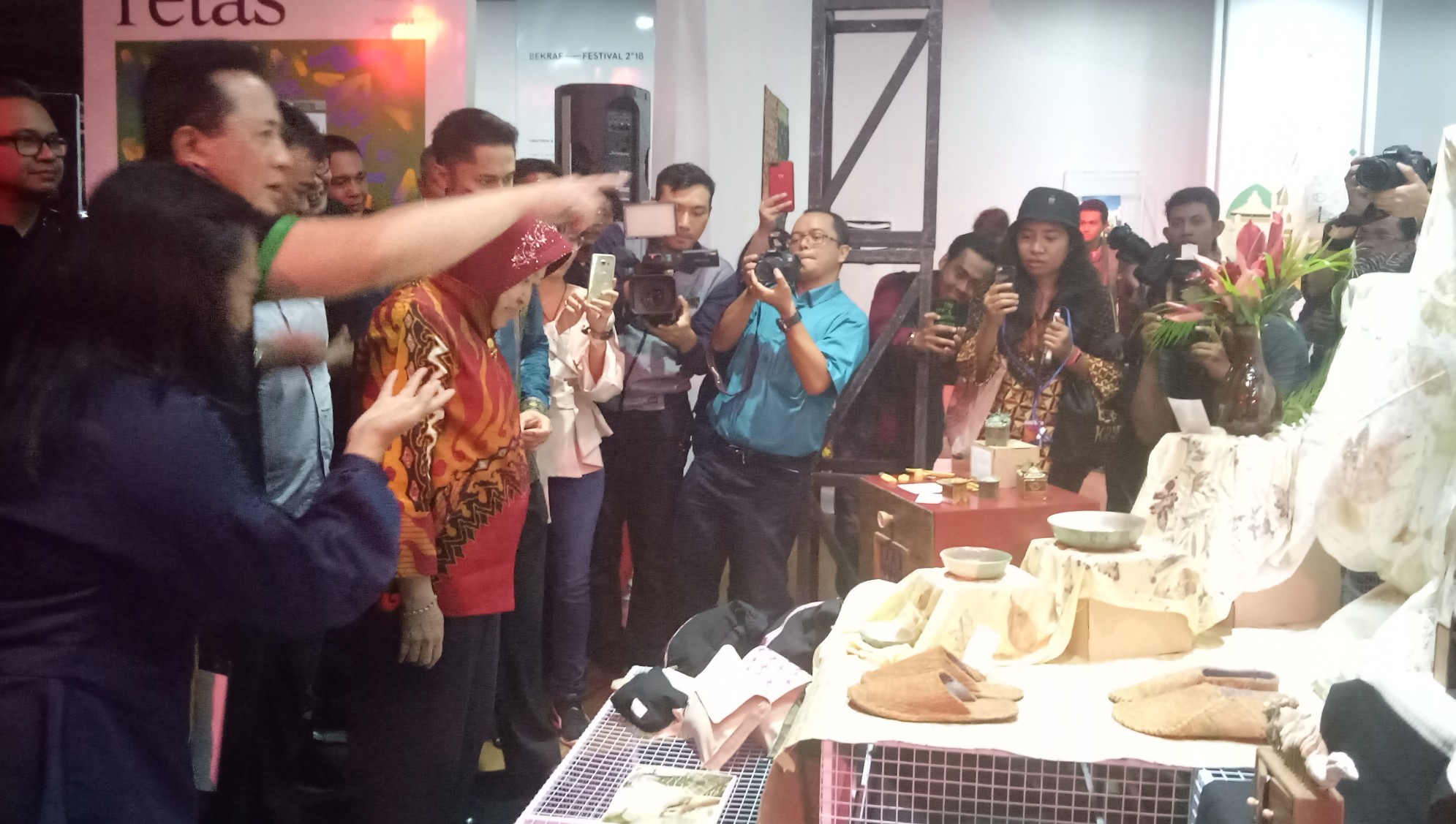 Wali Kota Tri Rismaharini bersama Triawan Munaf mengunjungi stand-stand pameran festival Bekraf di Grand City, Surabaya. Salah satu yang dikunjungi adalah tim ikon Singkawang.  (Foto: Pita/ngopibareng.id)