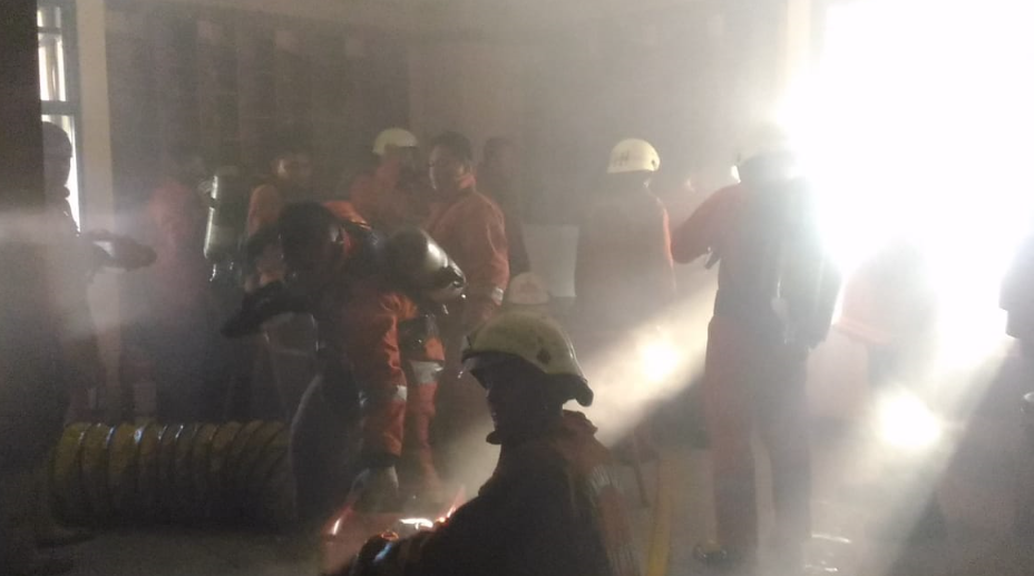 Asap memenuhi ruang fitness di lantai 7 gedung Kementerian Pertahanan. Foto: Twitter @humasjakfire.