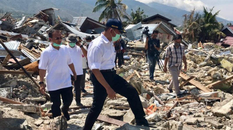 Menteri Pendidikan dan Kebudayaan Muhadjir Effendy (tengah depan) saat hendak meninjau Perumnas Balaroa, Palu, Sabtu (6/10/2018). Mendikbud meninjau sejumlah sekolah di Kota Palu yang terdampak tsunami di sekitar Pantai Talise. (Foto: Antara/Virna PS)