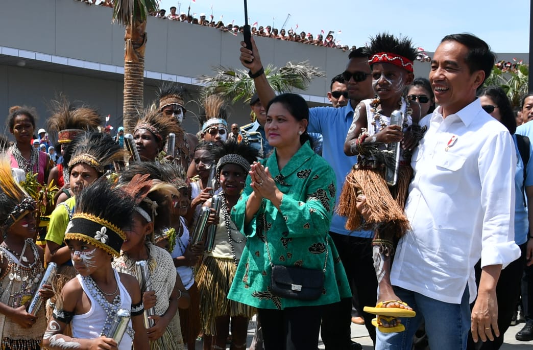 Presiden Joko Widodo meresmikan Monumen Kapsul Waktu di Merauke, Provinsi Papua. (Foto: Setpres)