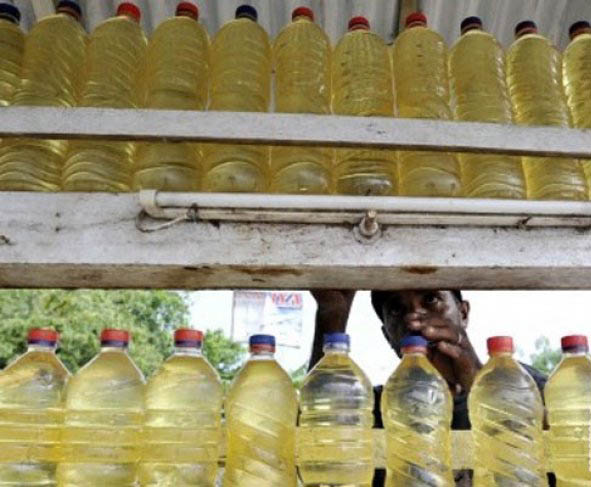 Penjual bensin eceran merapikan jualannya di daerah perbatasan Sorong, Papua Barat. (Foto: Antara/Yusran Uccang)