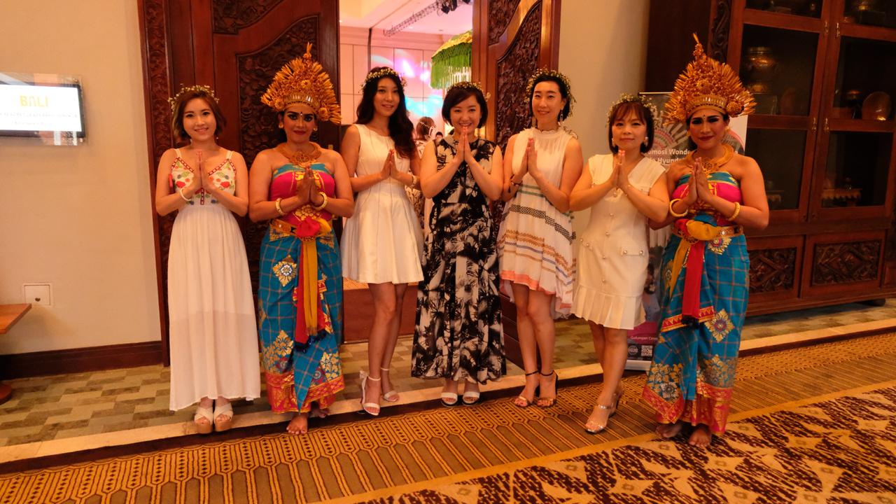 Para Korean menyempatkan berfoto bersama dengan para penari. foto:kemenpar