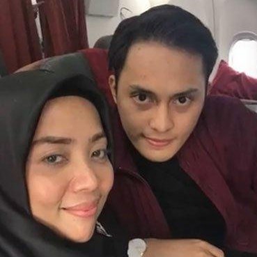 Bukan kali ini saja Muzdalifah terjerat cinta laki-laki berondong. 