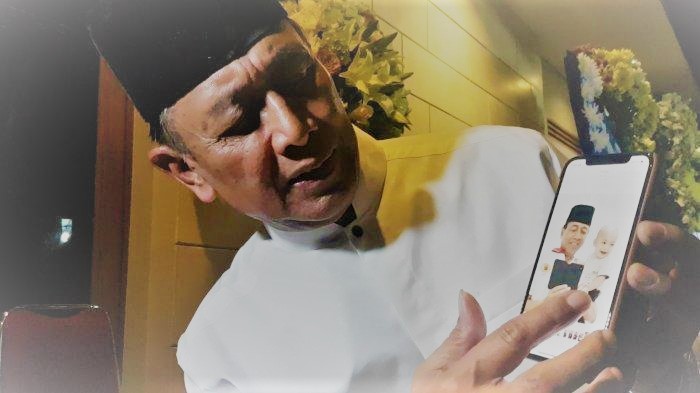 Wiranto memperlihatkan foto dirinya bersama almarhum cucunya.