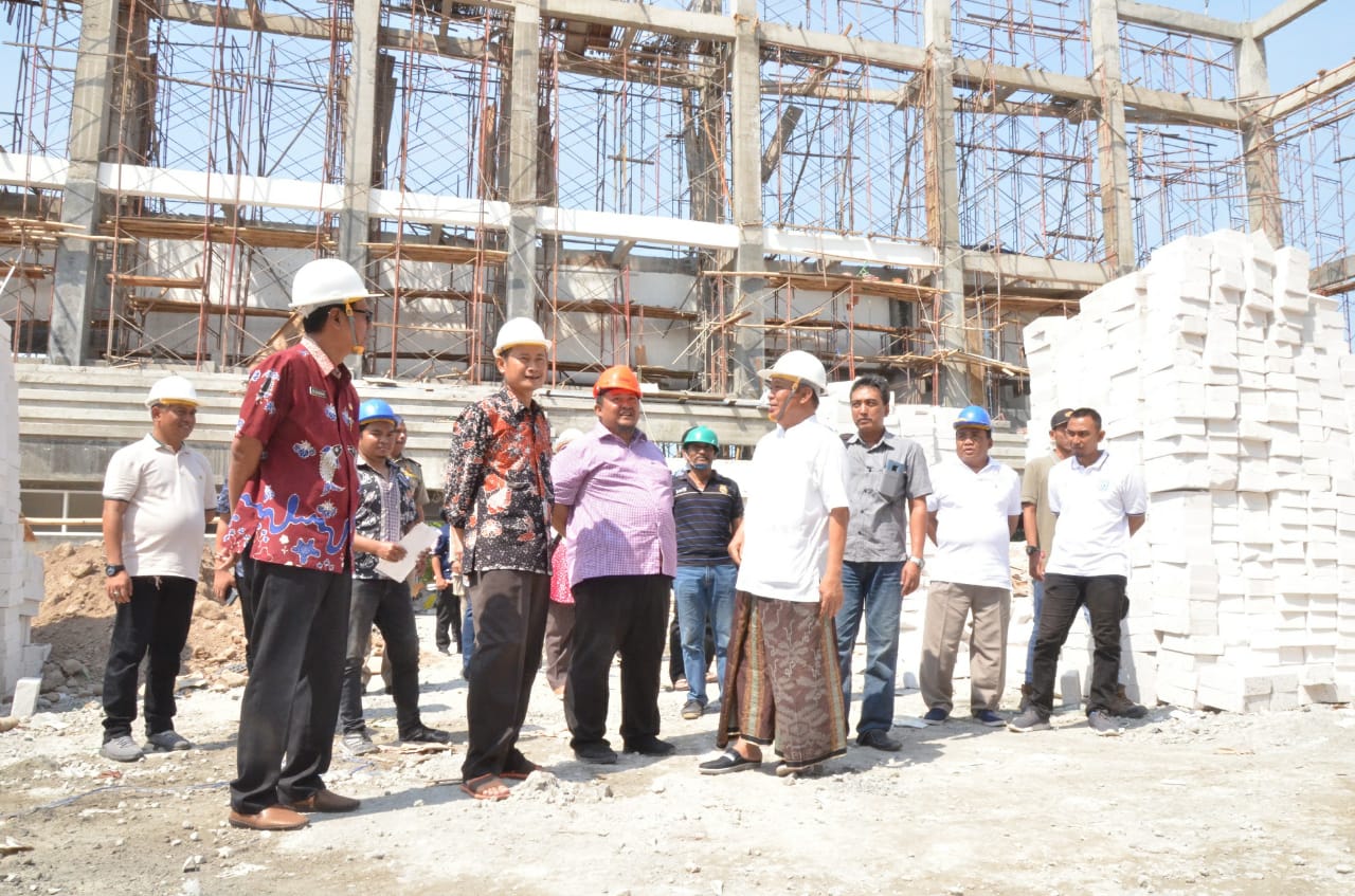 Bupati Lamongan, Fadeli melakukan sidak pembangunan GOR yang dianggap molor. (Foto: Totok/ngopibareng.id)