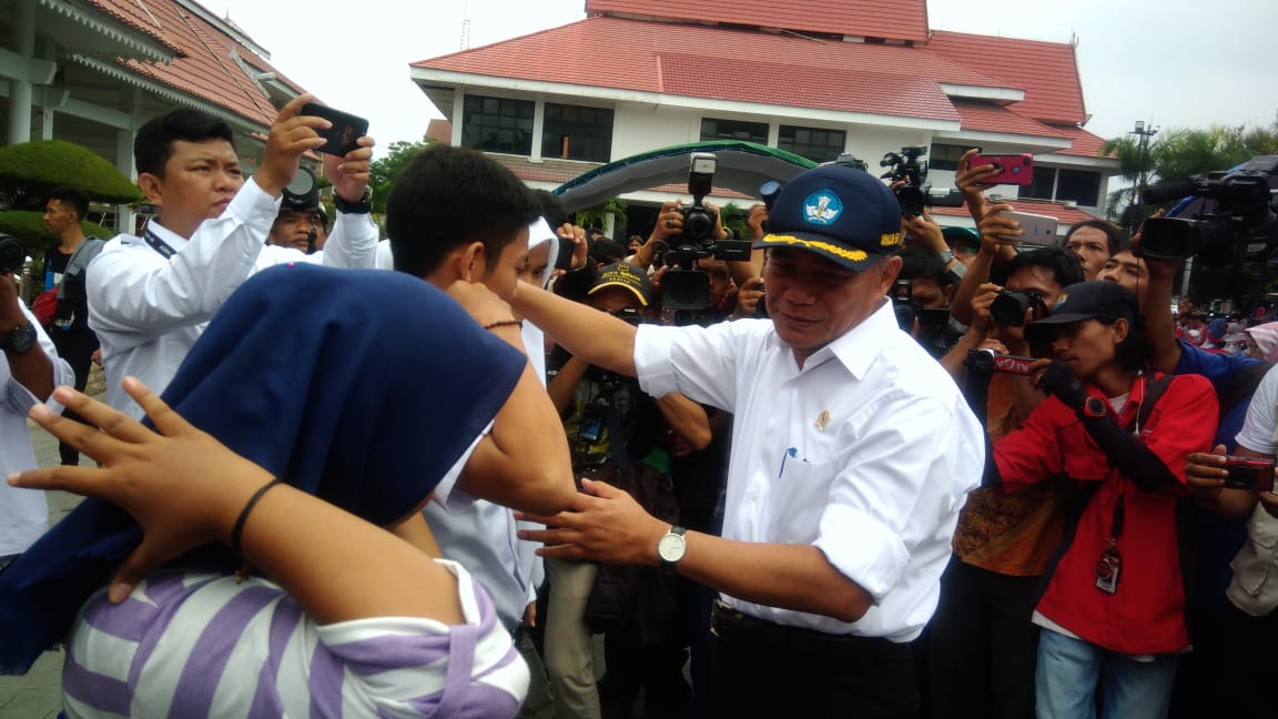 Mendikbud Muhadjir Effendy memberikan semangat kepada anak didik yang belajar di tenda sekolah darurat di Palu. (Foto: Asmanu/ngopibareng.id).