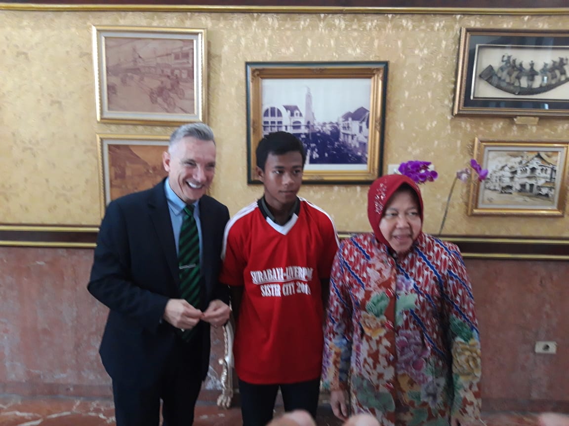 Wali Kota Surabaya Tri Rismaharini, Wakil Wali Kota Liverpool Gary Miller dan Supriadi, di Balai Kota Surabaya, Sabtu, 17 November 2018. (foto: farid/ngopibareng.id) 