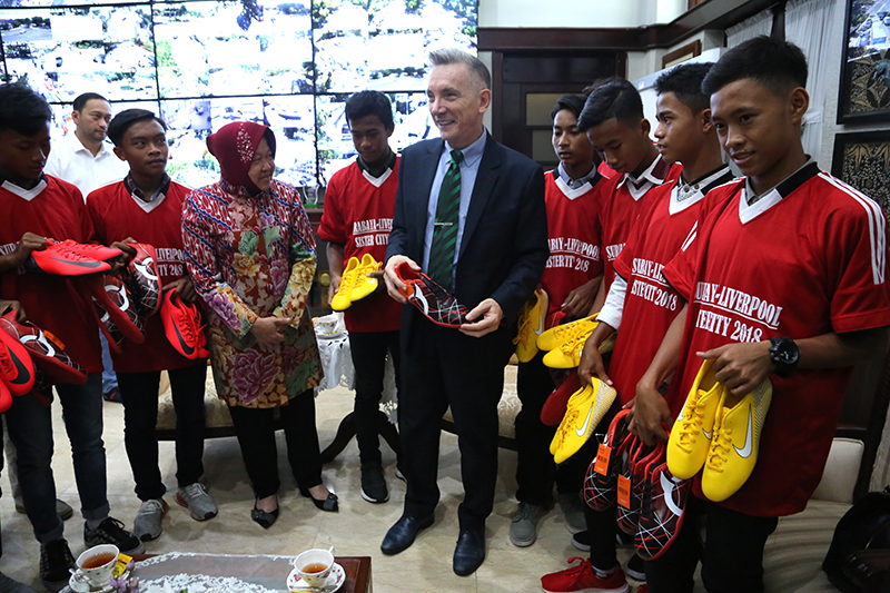 BERLATIH: Pemberangkatan 10 remaja Surabaya ke Liverpool, Inggris. (Foto: Farid/ngopibareng.id). 