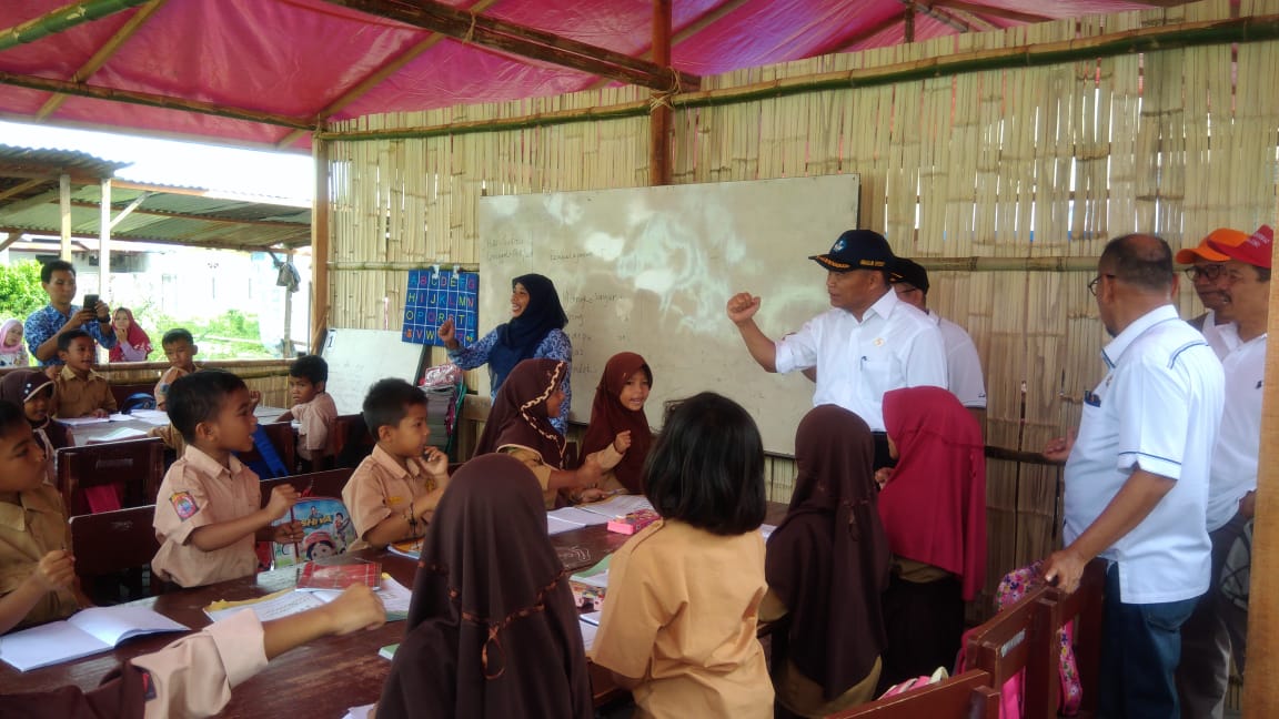 Mendikbud Muhadjir Effendy meninjau anak didik yang masih belajar di tenda, karena trauma dengan  gempa. (Foto: Asmanu/ngopibareng.id)