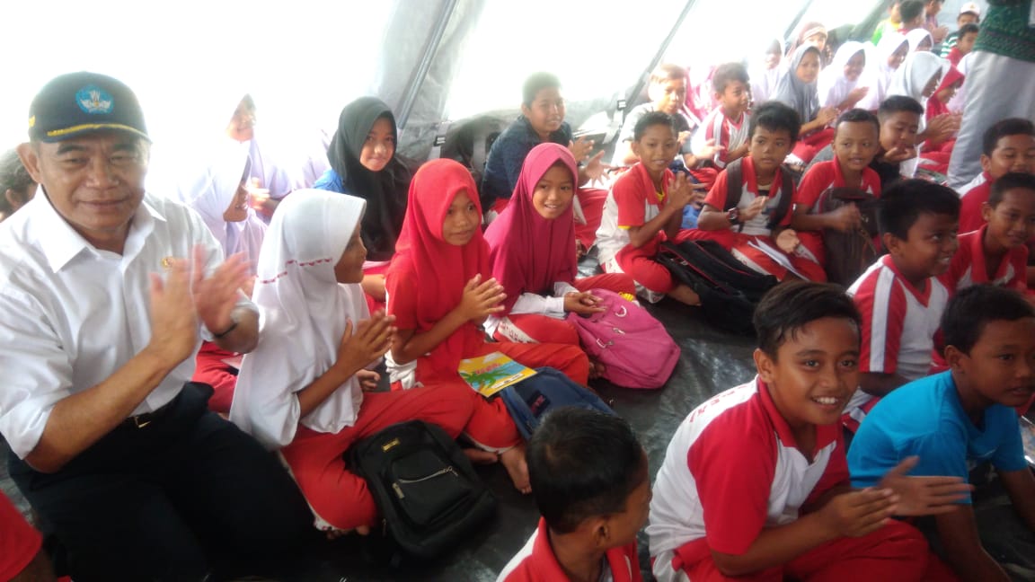 Menteri Pendidikan dan Kebudayaan Muhadjir Effendy duduk bersama siswa membangkitkan semangat. (Foto: Asmanu/ngopibareng.id) Menteri Pendidikan dan Kebudayaan Muhadjir Effendy duduk bersama siswa membangkitkan semangat. (Foto: Asmanu/ngopibareng.id)