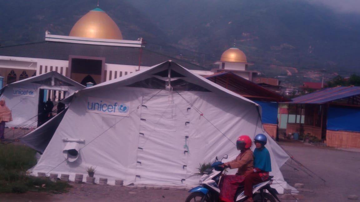 Tenda darurat untuk ruang belajar bantuan dari Unicef (Foto: Asmanu/ngopibareng.id) Tenda darurat untuk ruang belajar bantuan dari Unicef (Foto: Asmanu/ngopibareng.id)