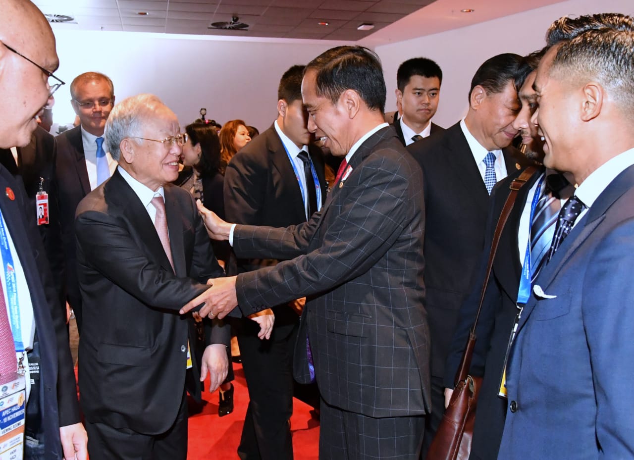 PERSAHABATAN: Presiden kemudian menuju ABAC Meeting Room untuk menghadiri presentasi APEC Business Advisory Council (ABAC) di Port Moresby, Papua New Guinea. (Foto: Laily Rachev - Biro Pers Setpres)