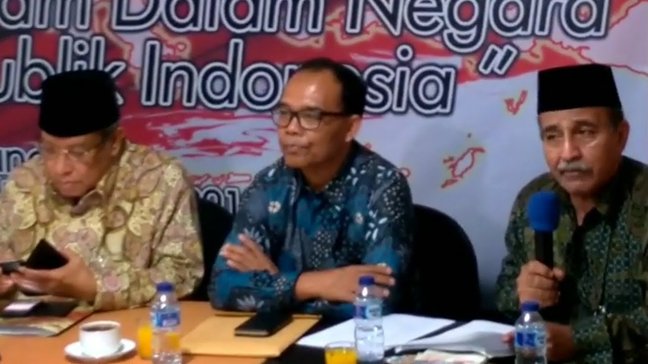 PEMBICARA: KH Said Aqil Siroj bersama Sekretaris Umum LPOI Lutfi A Tammimi dan Direktur Jenderal Politik dan Pemerintahan Umum Kemendagri Sudarmo. (Foto: nu for ngopibareng.id)