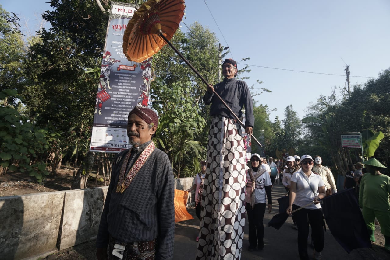 PERHATIAN MASYARAKAT: Pawai memeriah penyelenggaraan Ngayogjazz 2018 di Desa Gilangharjo, Pandak, Bantul, Yogyakarta. 