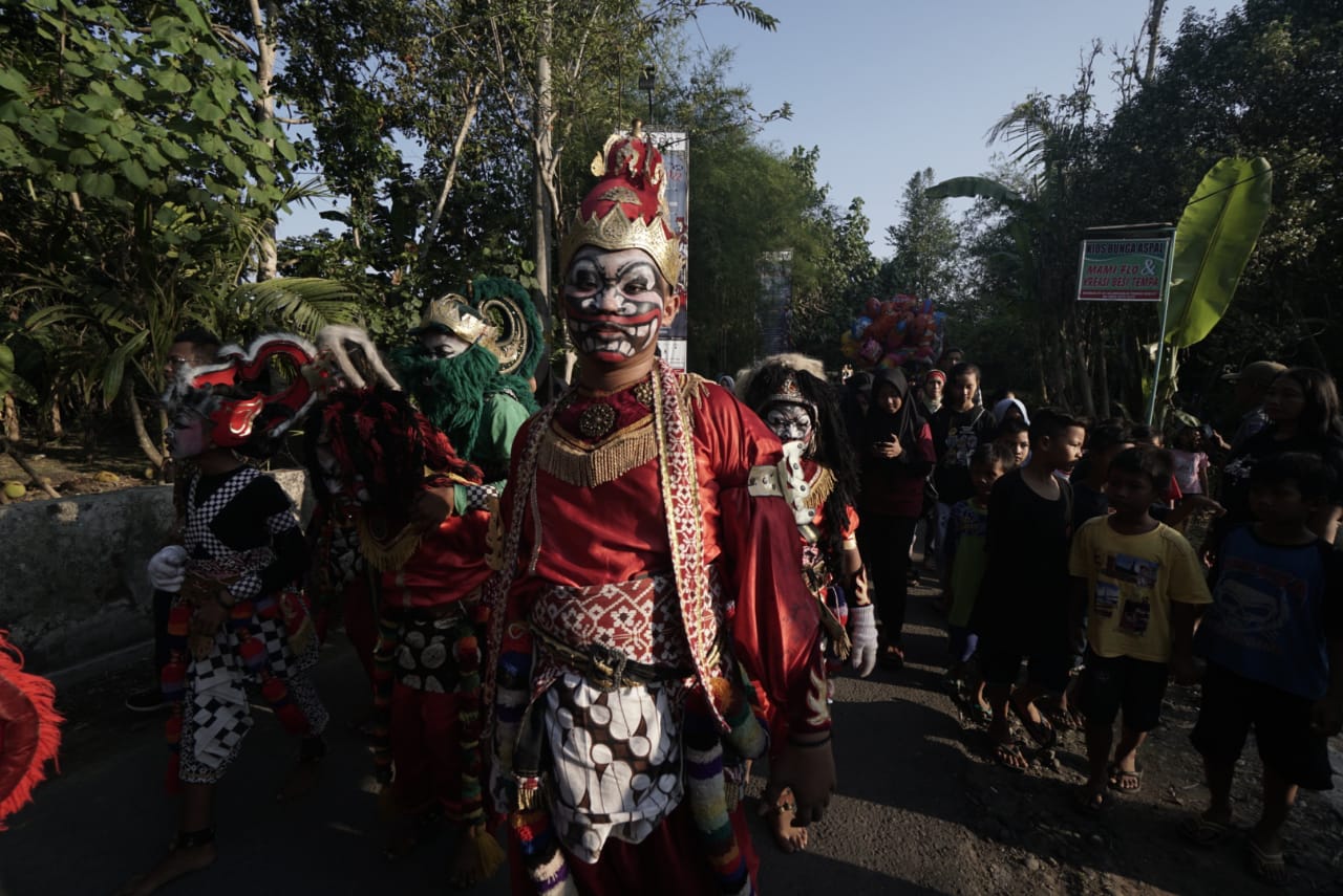 TRADISI MASYARAKAT: Performans para seniman dalam memeriah penyelenggaraan Ngayogjazz 2018 di Desa Gilangharjo, Pandak, Bantul, Yogyakarta. 