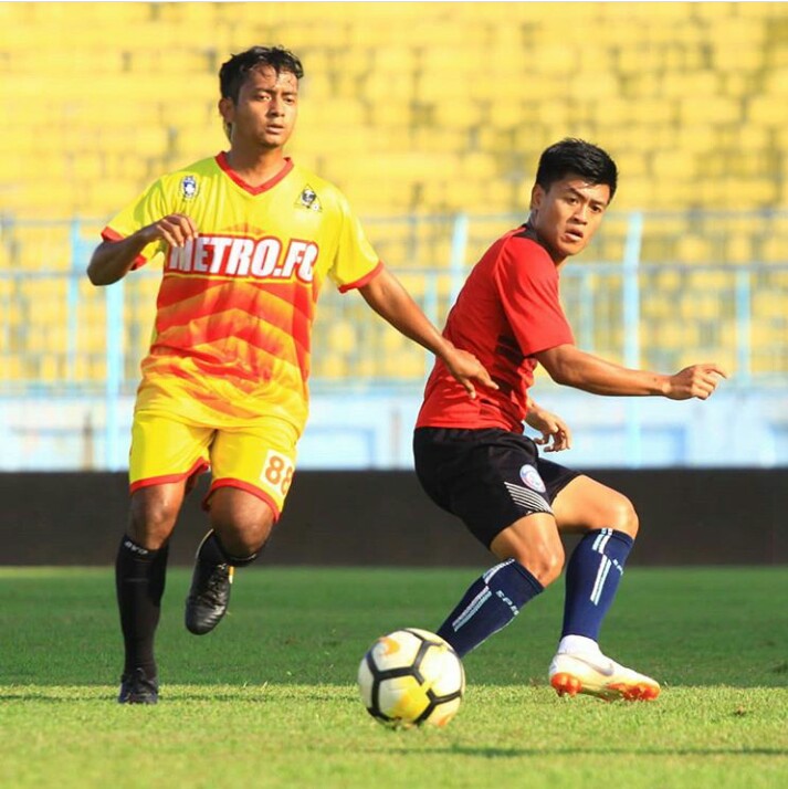 Metro FC kontra Arema FC dalam laga uji coba beberapa waktu yang lalu. (Foto: MO Metro FC)