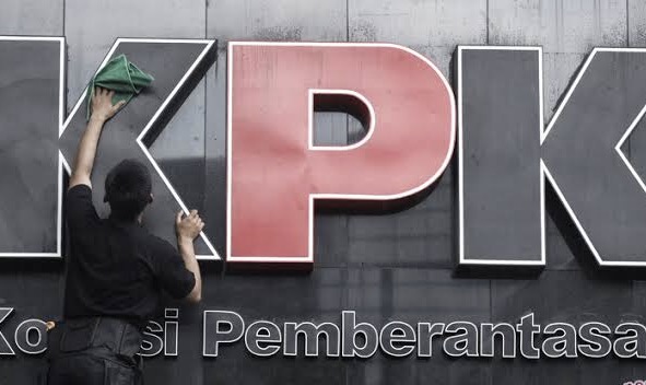 Seorang pekerja membersihkan kantor KPK. Foto: dok/antara