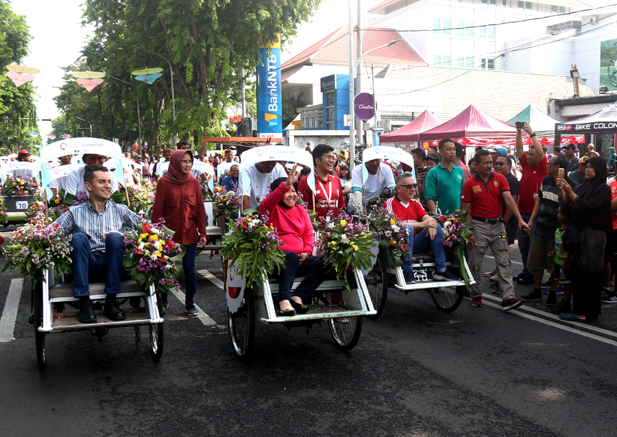 Peserta Start Up Nation Summit (SNS) 2018 diajak untuk menikmati suasana Car Free Day (CFD) di kawasan Jalan Darmo Taman Bungkul Surabaya. Minggu, 18 November 2018.