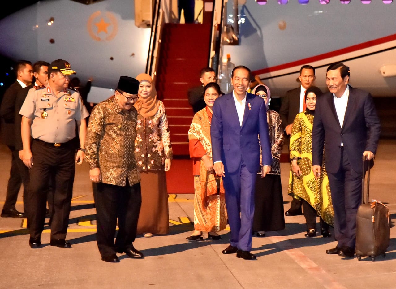 JUANDA: Presiden dan Ibu Iriana disambut Gubernur Jawa Timur Soekarwo, Kapolda Jawa Timur Irjen Pol Luki Hermawan, dan Pangdam V Brawijaya Mayjen TNI Arif Rahman di Bandara Juanda, Surabaya.  (Foto: Media Setpres for ngopibareng.id)