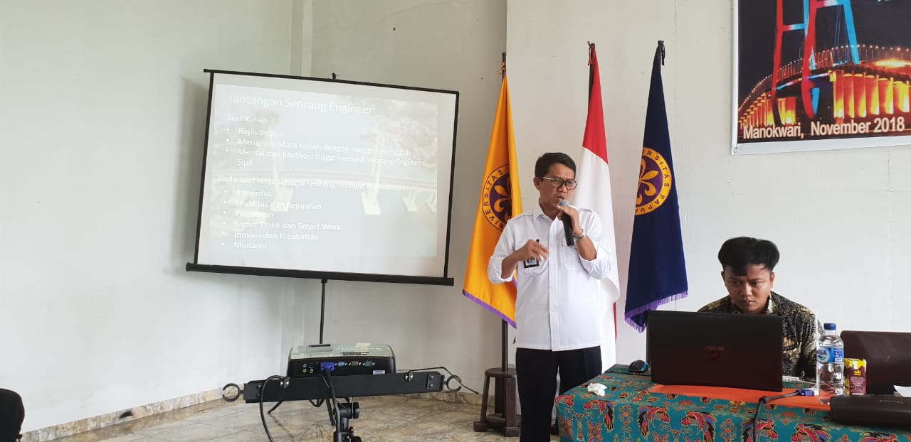 Kepala Balai Pemeliharaan Jalan Nasional (BPJN) XVII Manokwari DR Ir Yohanis Tulak Todingrara MT ketika memberi materi Kuliah Tamu di depan mahasiswa angkatan pertama Universitas Papua (Unipa), Jumat 16 November pagi. (Foto: Endra/ngopibareng.id)