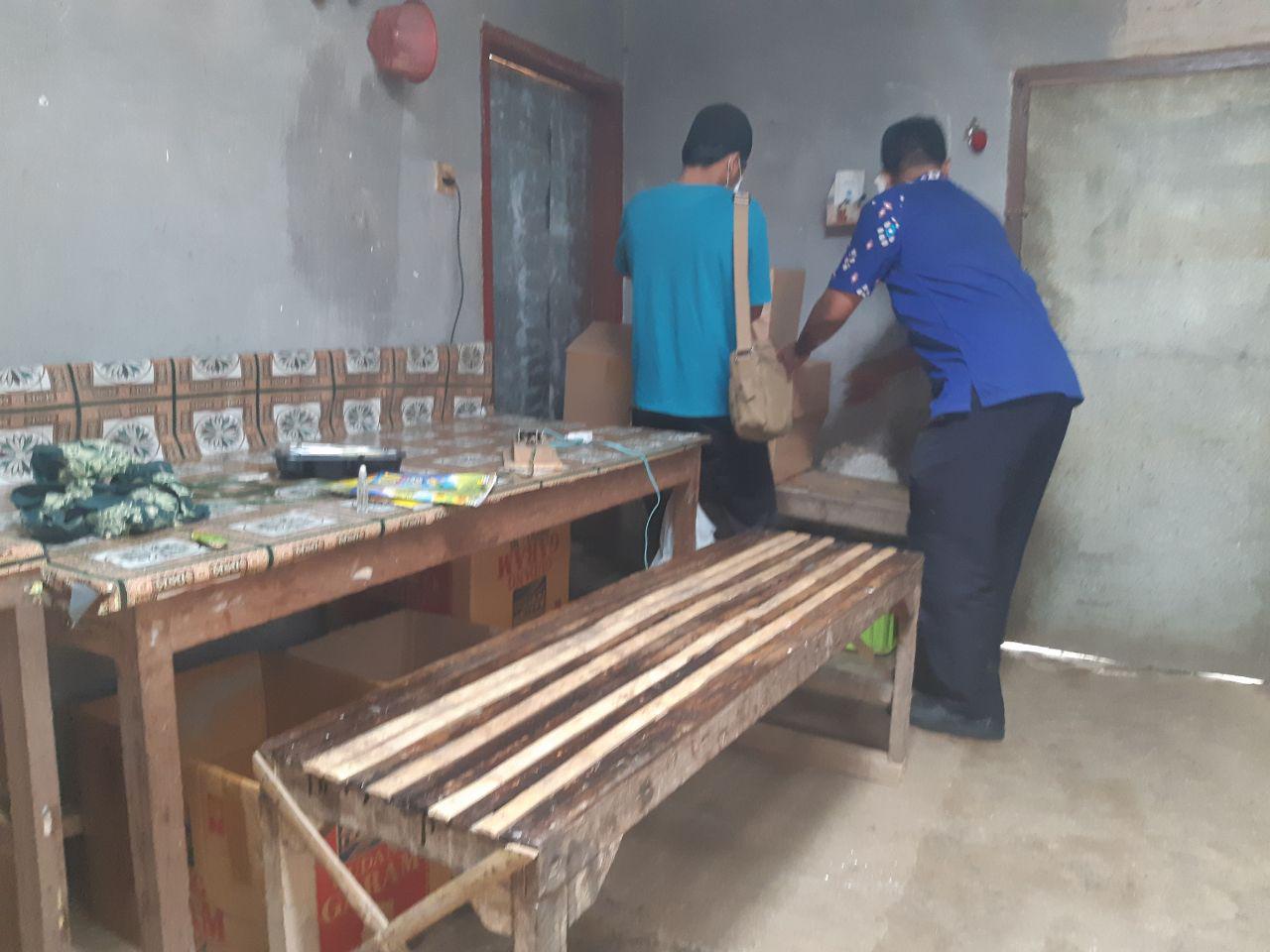 Penggerebekan lokasi pengepakan rokok ilegal oleh Bea Cukai Malang. (Foto: Istimewa)