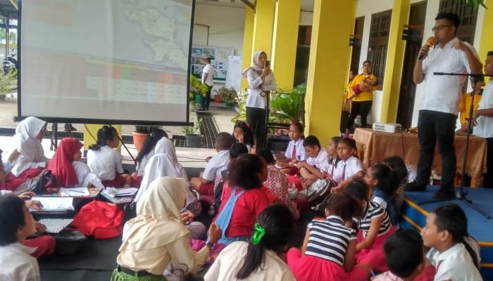 Paparan melalui audio visual dan replika kendaraan beray menjadi salah satu daya tarik peserta dalam lomba cerdas cermat dalam rangka Hari Bakti PU ke-73 yang digelar BPJN XVII Manokwari, Senin 19 November. (Foto: Hendra/ngopibareng.id)