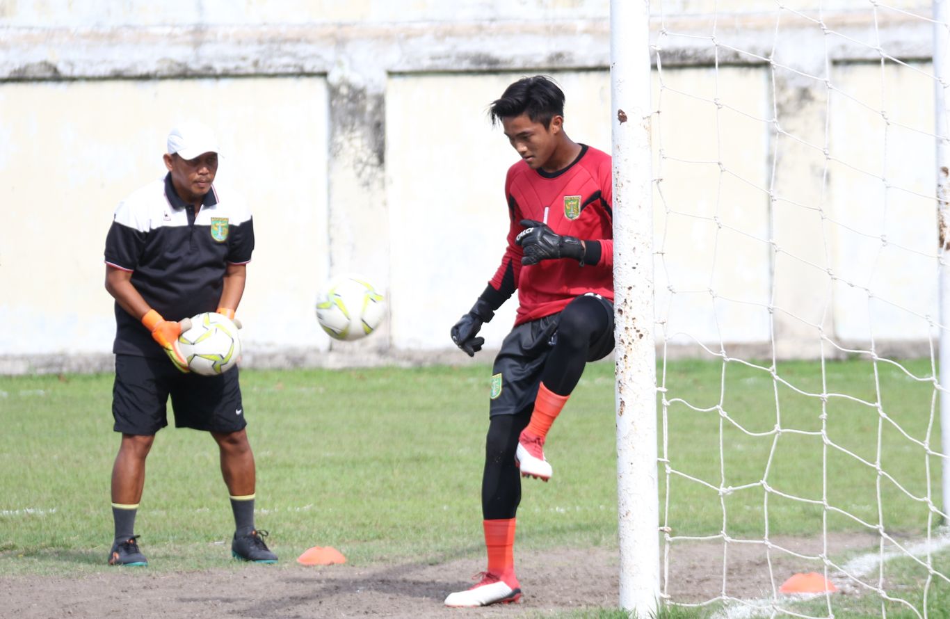 Kiper Persebaya, Ernando Ari. (foto: Haris/ngopibareng)