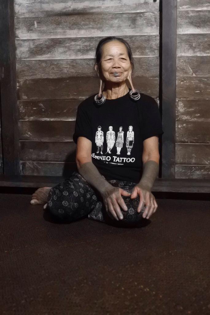 Setia dengan tradisi lama, perempauan harus bertelinga panjang. foto:pesona indonesia