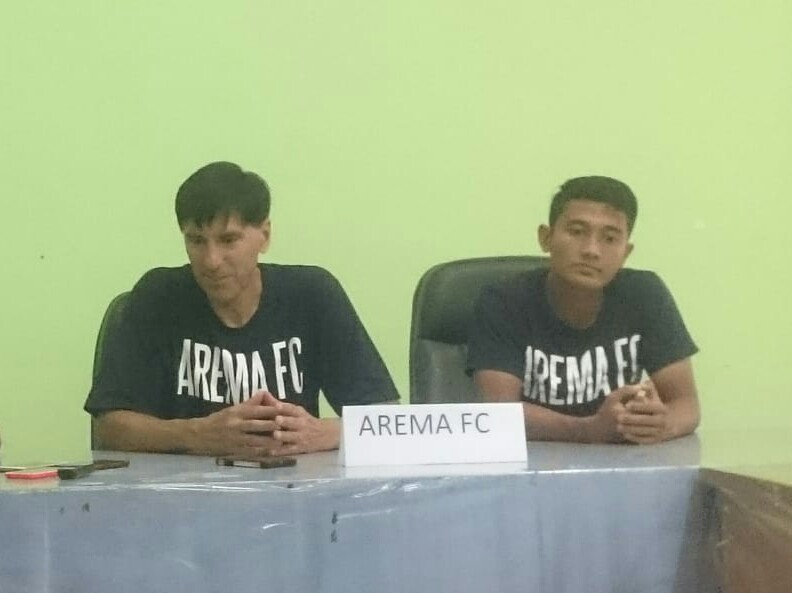 Pelatih Arema FC, Milan Petrovic (kiri).