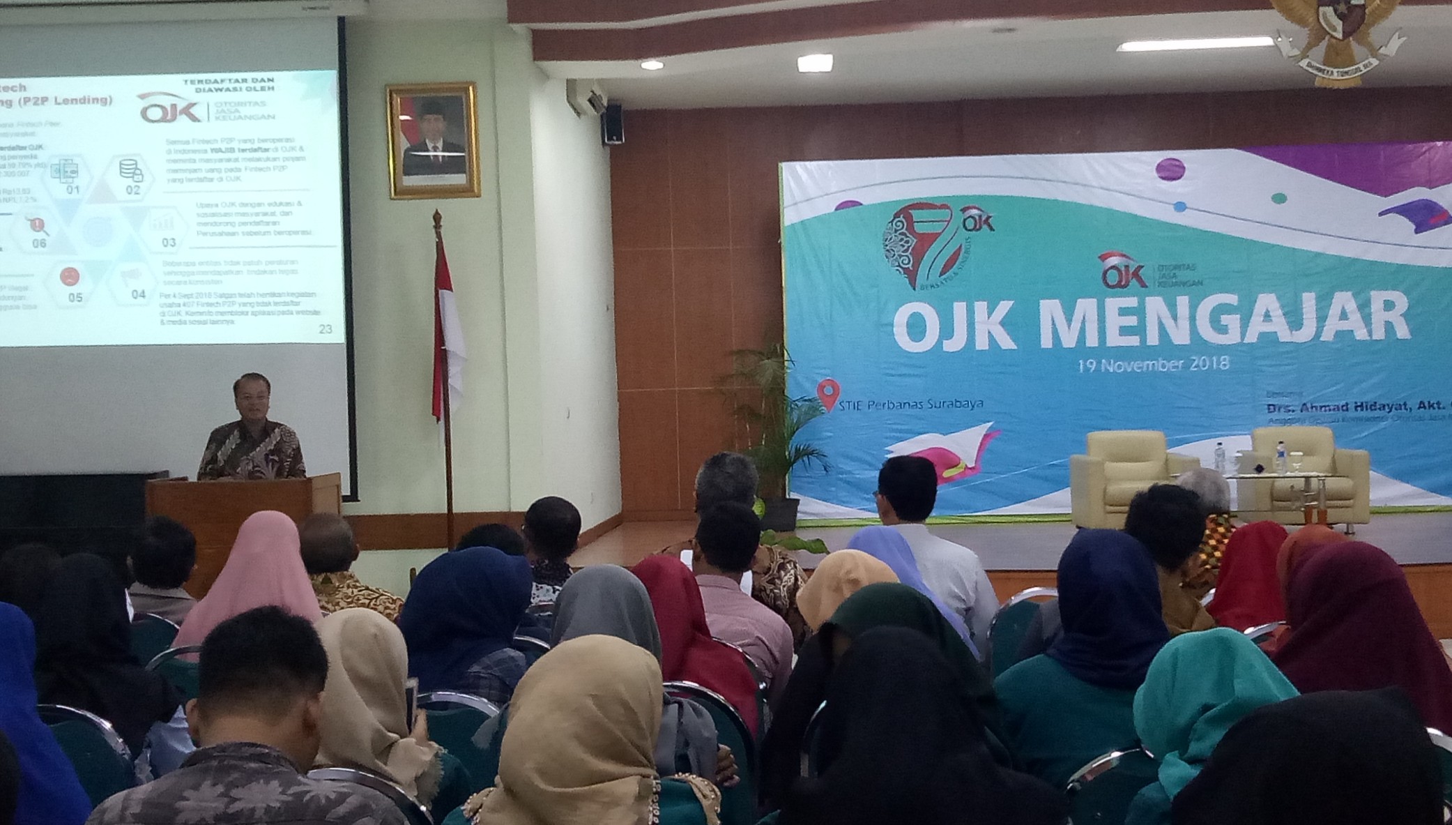 Ahmad Hidayat, salah satu komisaris OJK menjadi pembicara dalam OJK mengajar di STIE Perbanas, Senin, 19 November 2018. (Foto: Pita/ngpibarng.id)