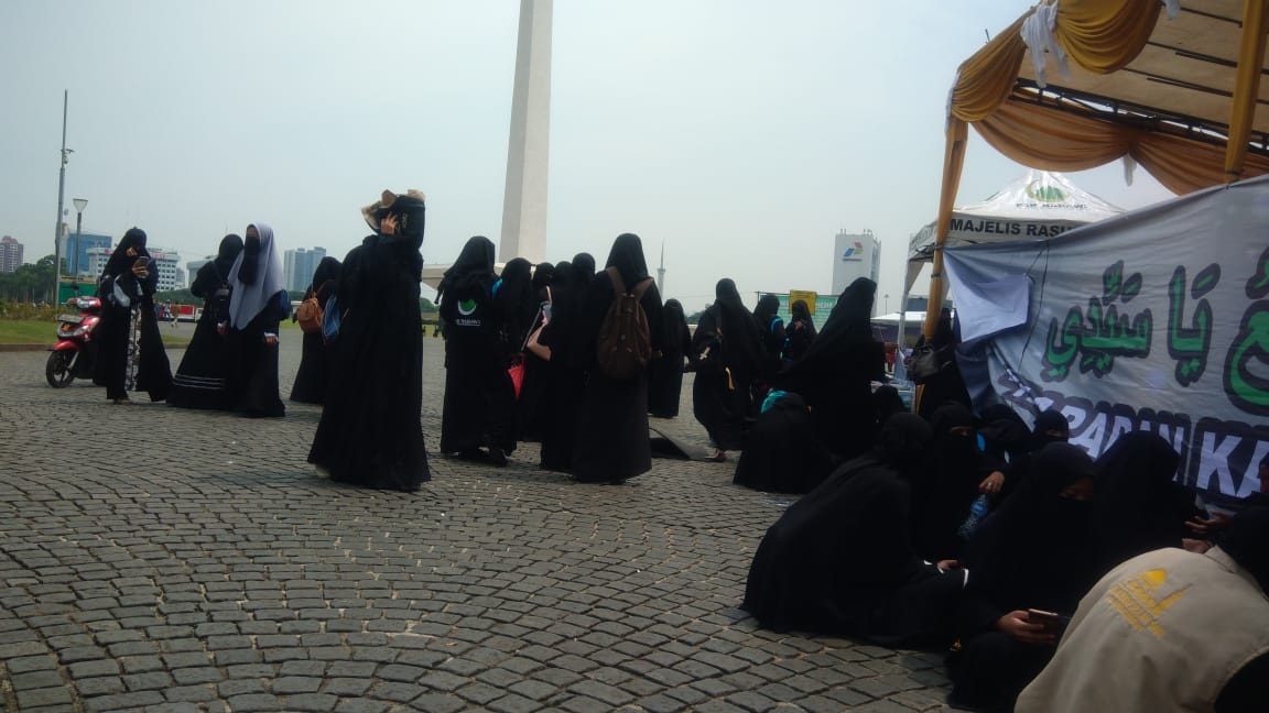 MONAS: Di antara para peserta peringatan Maulid Nabi di silang Monas, Jakarta. (Foto: Asmanu/ngopibareng.id)